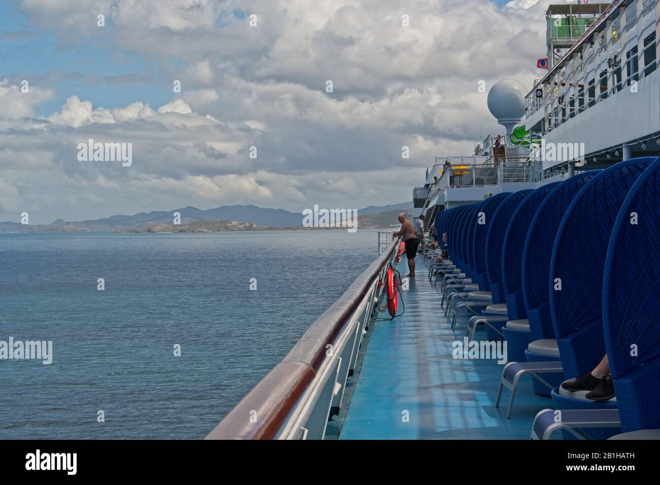 Noumea, Neukaledonien - 15. Februar 2020: Luxusstühle auf Kreuzfahrtschiff mit Blick nach Noumea. Stockfoto