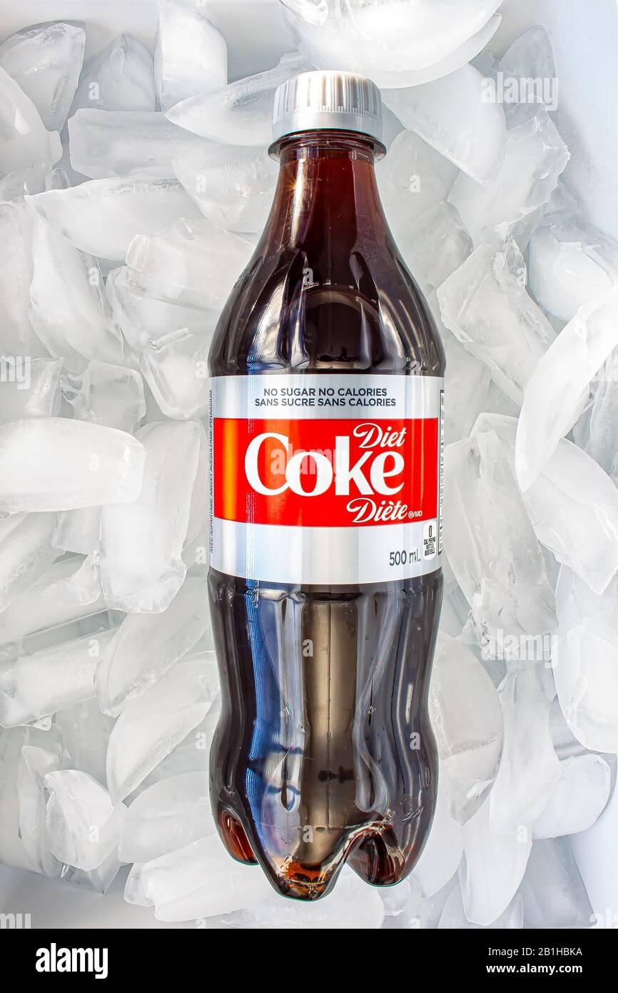 Eine Plastikflasche mit einer Diät-Koks in einem Eisbett Stockfoto