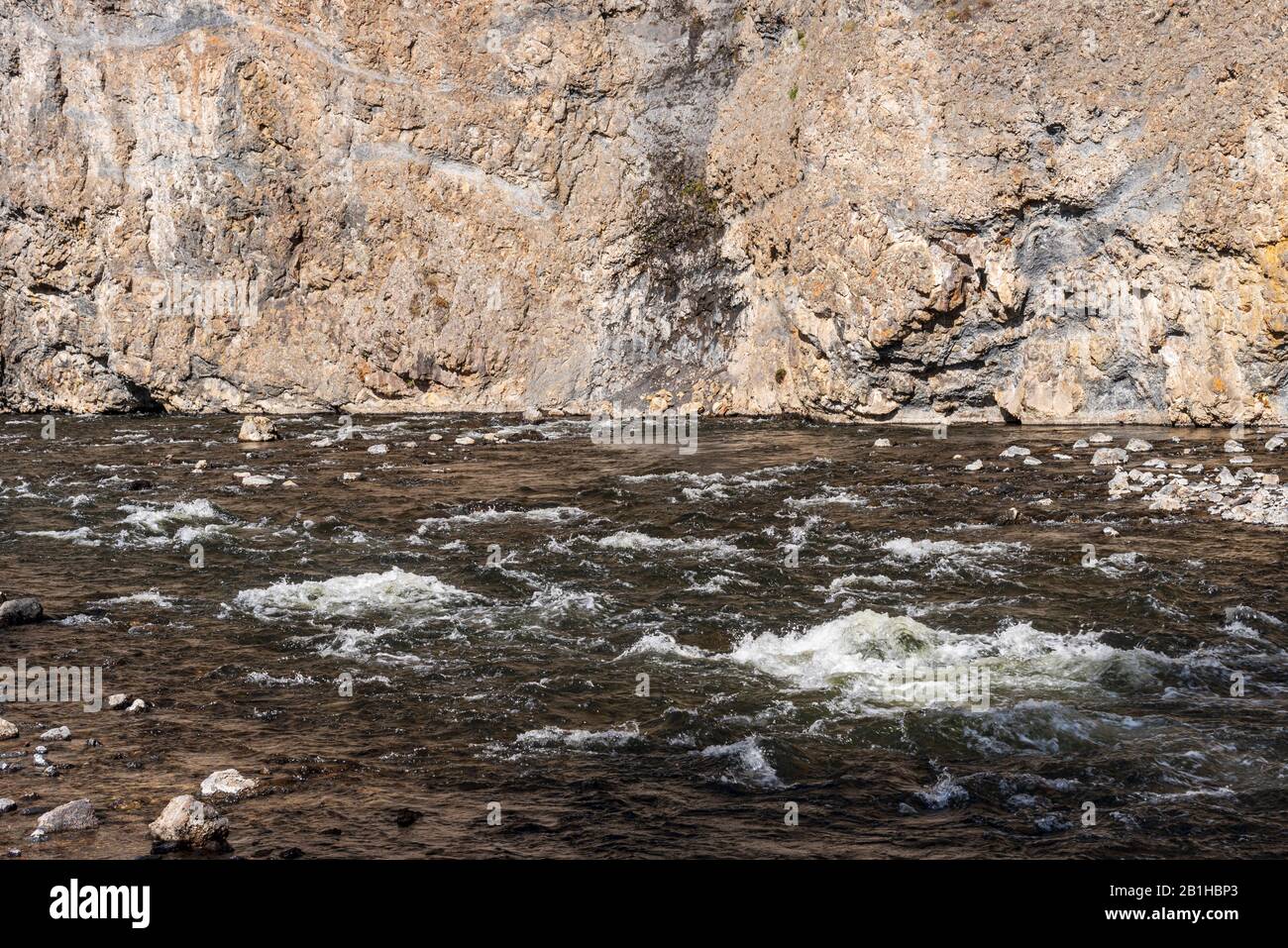 Rauschende Flusswasser neben der Canyon Wand. Stockfoto