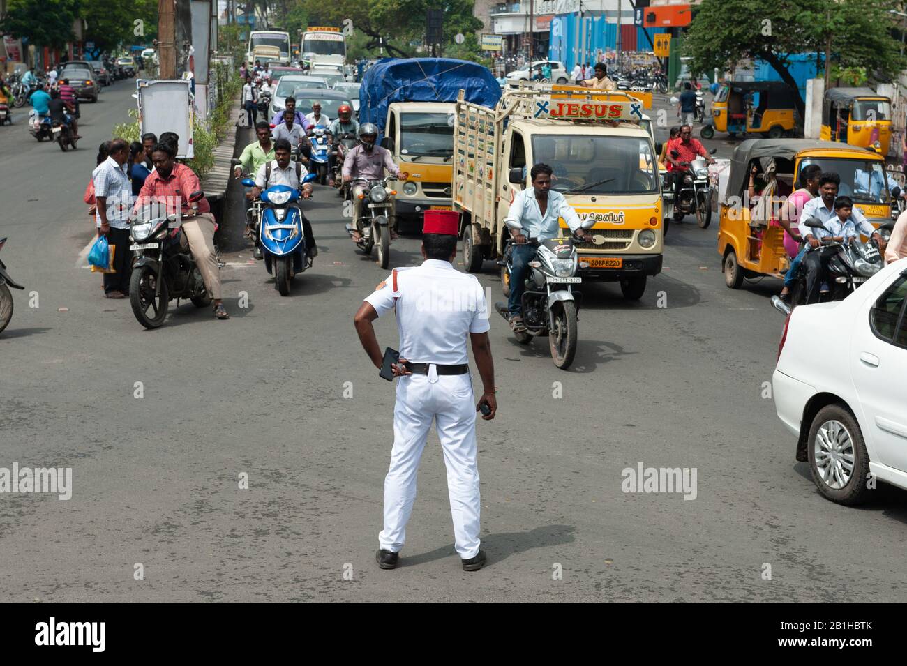 Pondicherry, INDIEN - Februar 2020: Versuch, den Verkehr am Kreisverkehr der Indira Gandhi Statue in 100 Fuß Straße zu lenken. Stockfoto