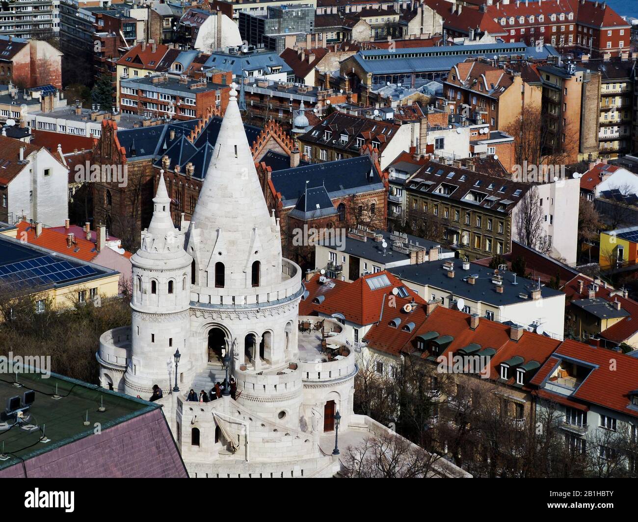 Luftaufnahme der Budapester Dächer vom Turm der Matthias Kirche im Burgviertel, weißer Steinturm am Rand des Burghügels. Stockfoto