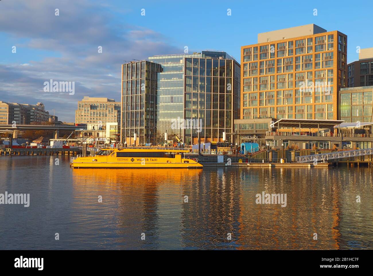 Wassertaxi an Der Wharf, Gebäude und Skyline im neu erschlossenen Southwest Waterfront Bereich von Washington, DC Stockfoto