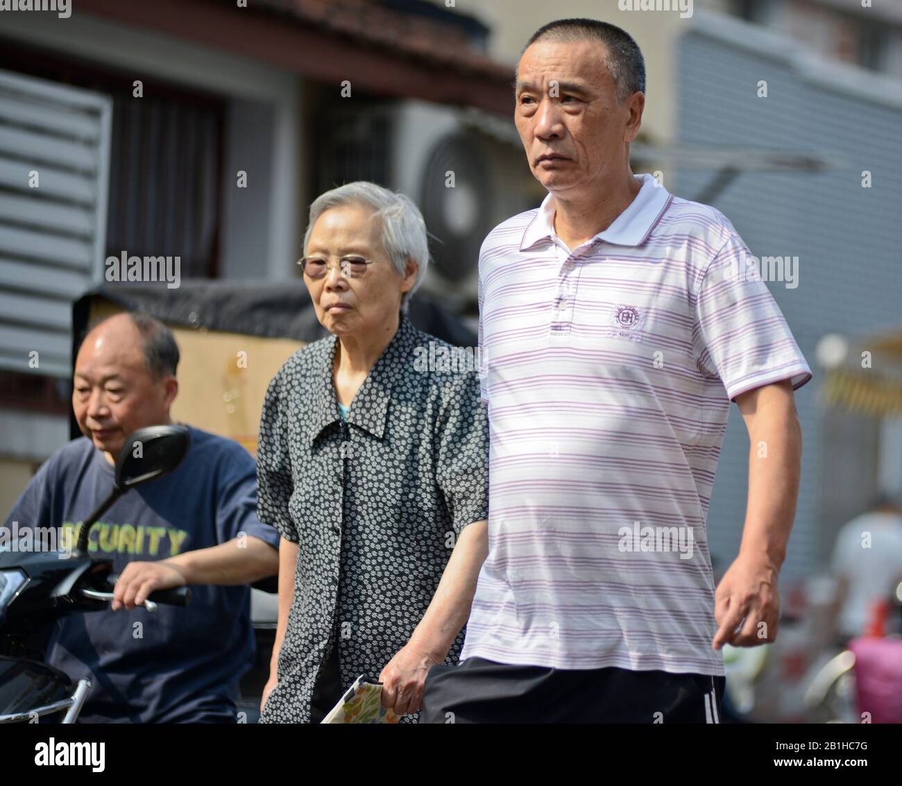 Seniorenstadt in den Straßen der Altstadt von Shanghai, Penglai Road, Huangpu. China Stockfoto