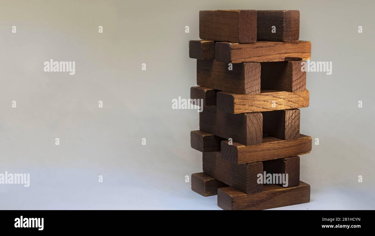 Geschäftsrisiko-Konzept mit Holzpflanze auf weißem Hintergrund.Businessman managt seine Strategie. Stockfoto