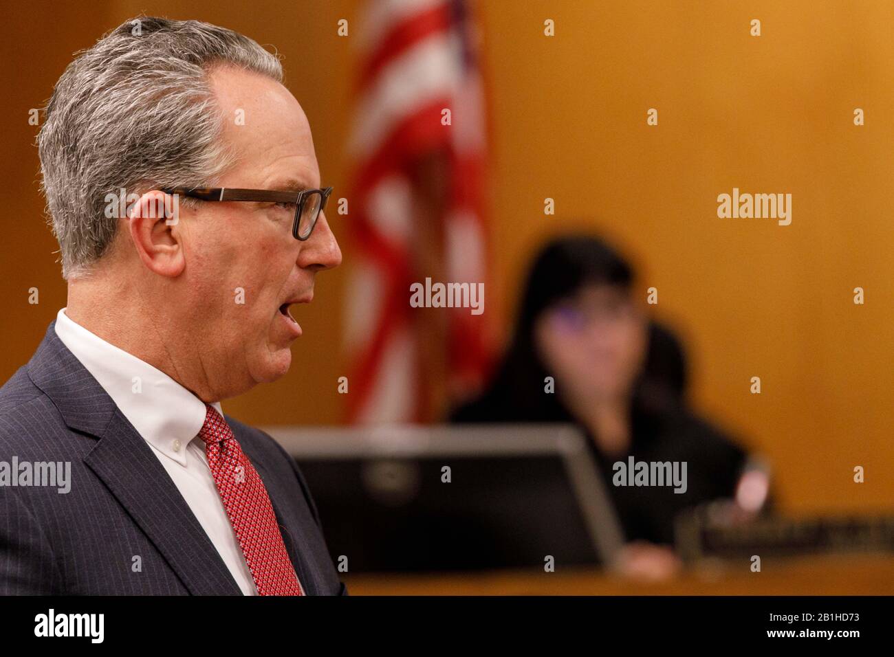 Portland, USA. Februar 2020. Jeremy Christian, 37, erscheint nach seinem Schuldspruch letzte Woche vor Gericht am 25. Februar 2020 in Portland, Oregon. Staatsanwalt Don Rees argumentiert, dass "echtes Leben" (Leben ohne Bewährung) eine Option für die Verurteilung der beiden Morde in erster Linie für Christian sei. Christian erstochen zwei Männer zu Tode und verletzte ein Drittel schwer, bei einem rassistisch motivierten Angriff auf einen Max Zug in Portland, Oregon im Mai 2017. (Foto von John Rudoff/Sipa USA) Credit: SIPA USA/Alamy Live News Stockfoto