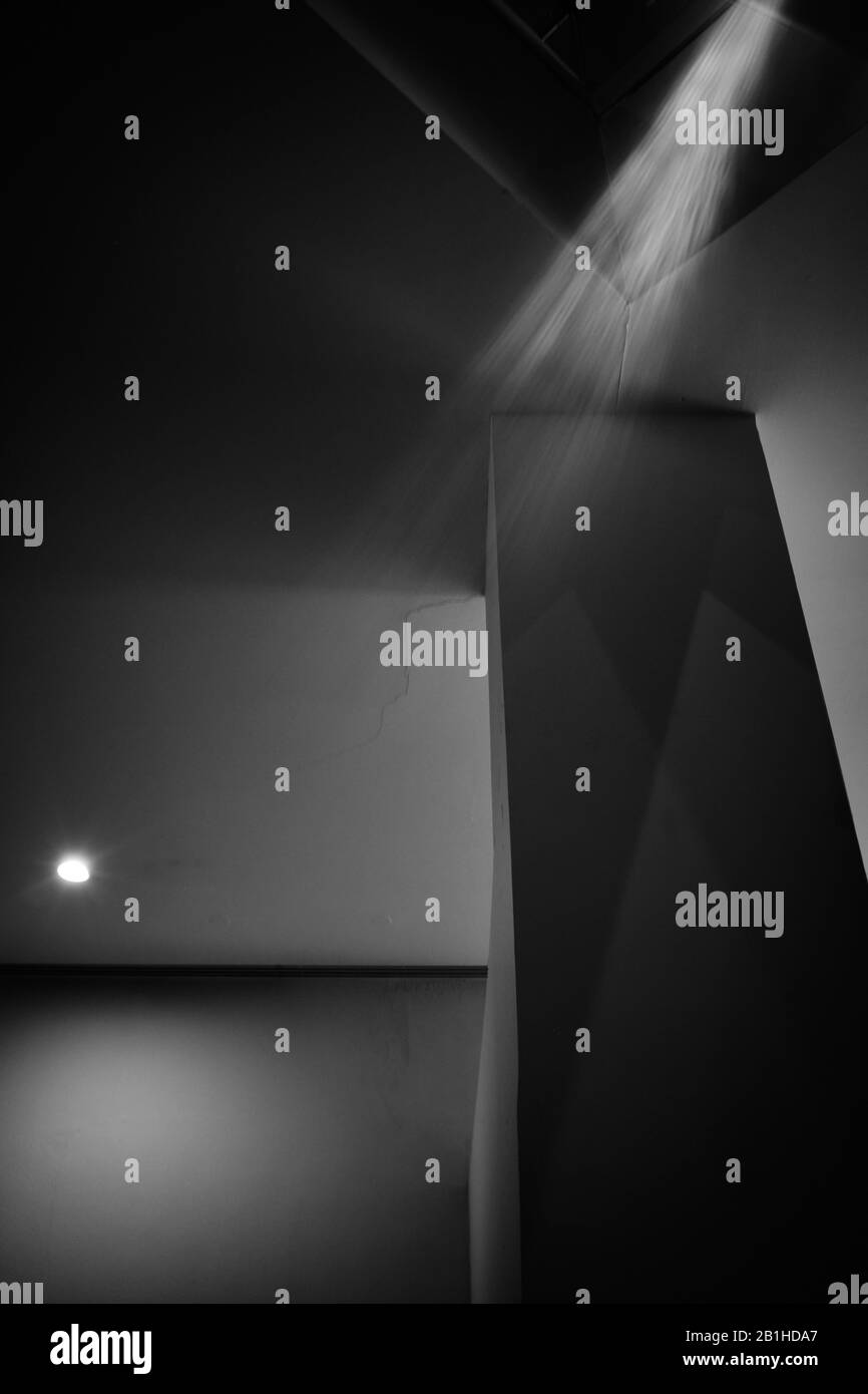 Innenansicht mit Lichtwellen, die an der Wand leuchten und ein abstraktes Bild erzeugen Stockfoto