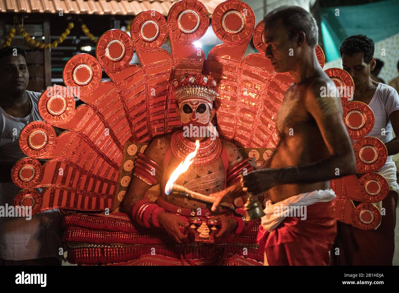 Theyyam Performance, eine beliebte Form der rituellen Anbetung in Nord-Kerala, in der Nähe von Kannur, Indien. Stockfoto