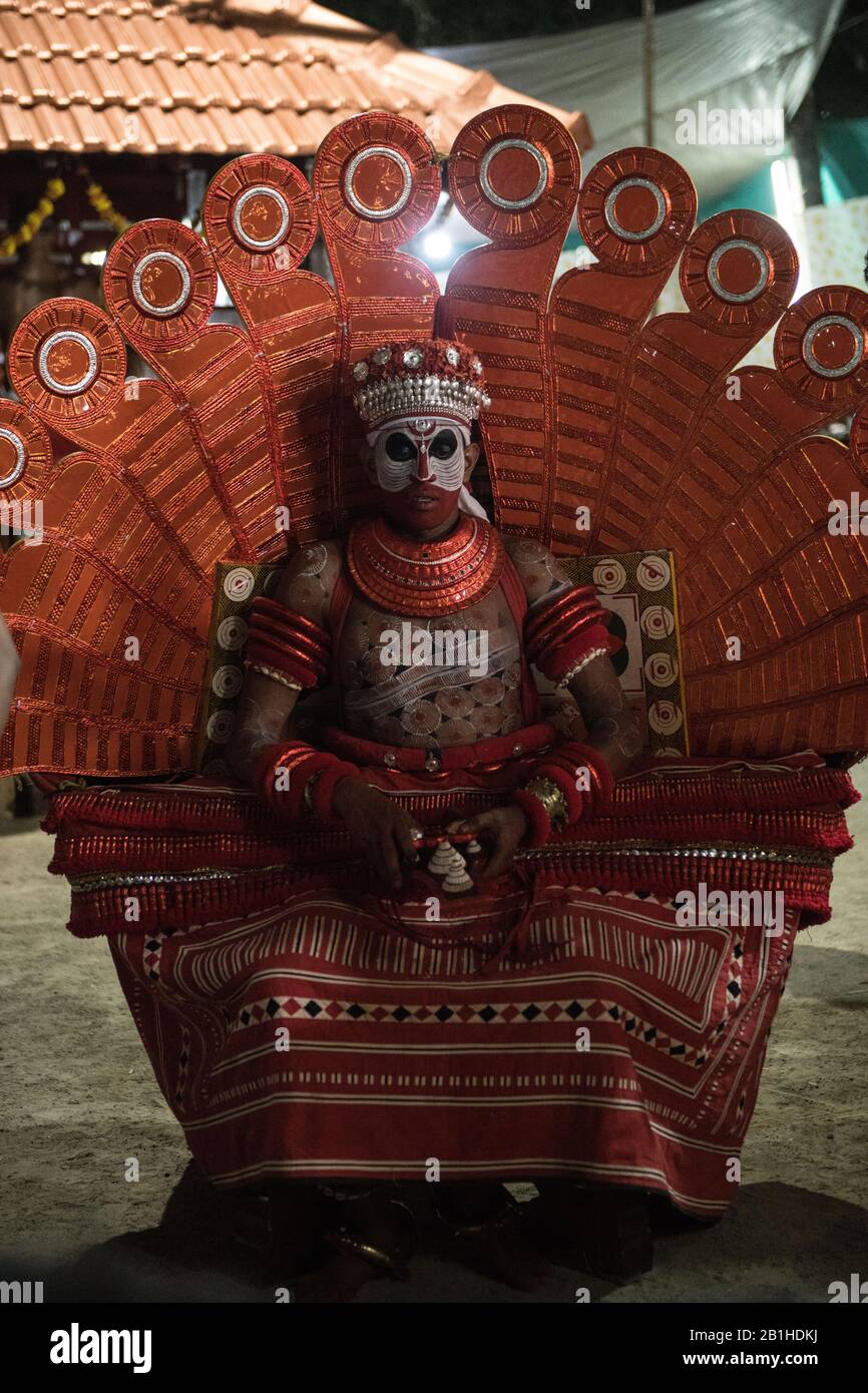 Theyyam Performance, eine beliebte Form der rituellen Anbetung in Nord-Kerala, in der Nähe von Kannur, Indien. Stockfoto