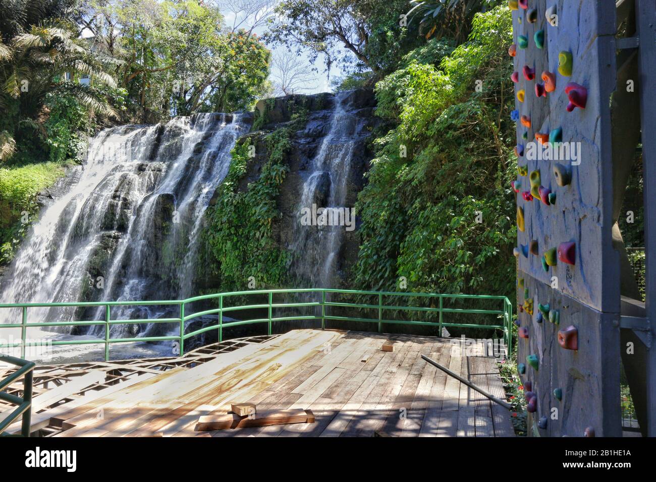 Antipolo City, Philippinen - 19. Februar 2020: Neue Attraktionen und Annehmlichkeiten im Hinulugang Taktak National Park in Antipolo City, Rizal. Stockfoto