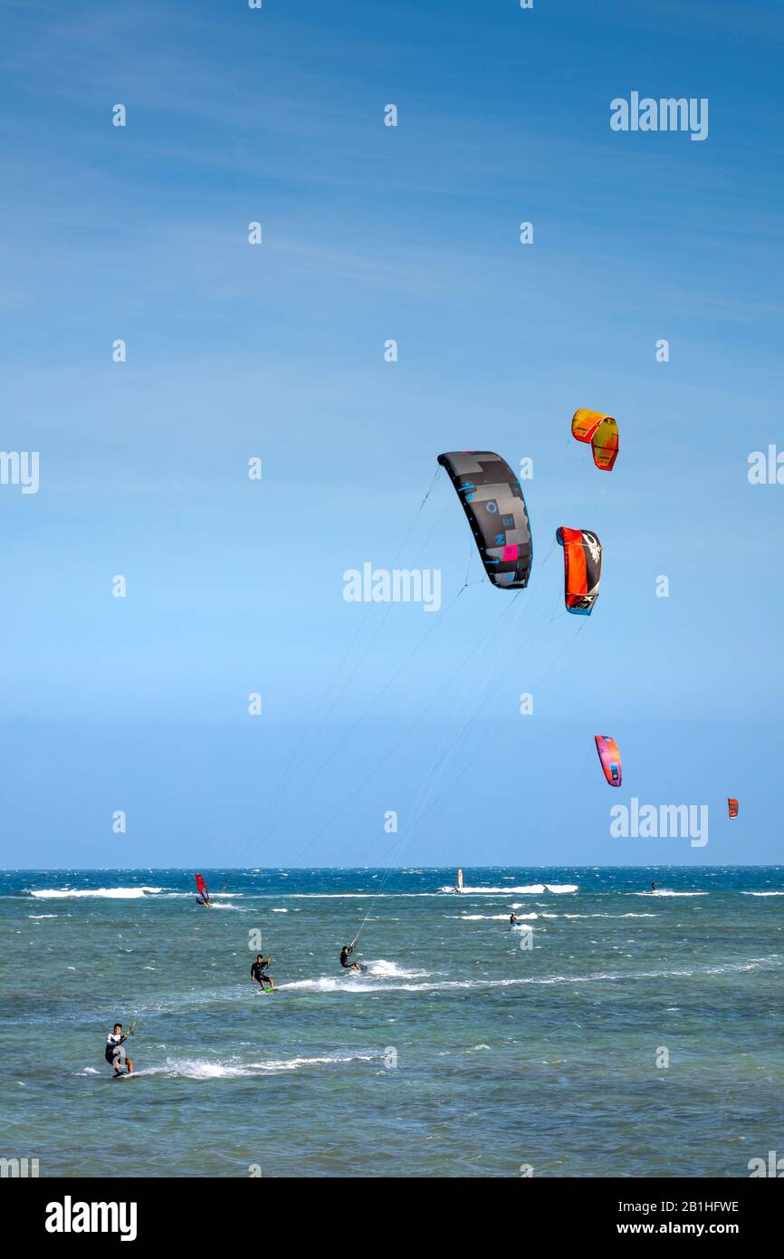Ninh Chu Strand, Provinz Ninh Thuan, Vietnam - 9. Januar 2020: Touristen Kitesurfing auf den Wellen des Meeres der Strand an einem sonnigen Tag in Ninh Chu bea Stockfoto