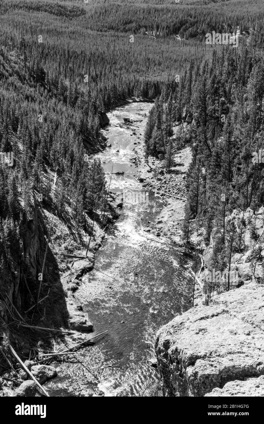 Blick hinunter auf Fluss Schnitt durch bewaldeten Tal unten. Stockfoto