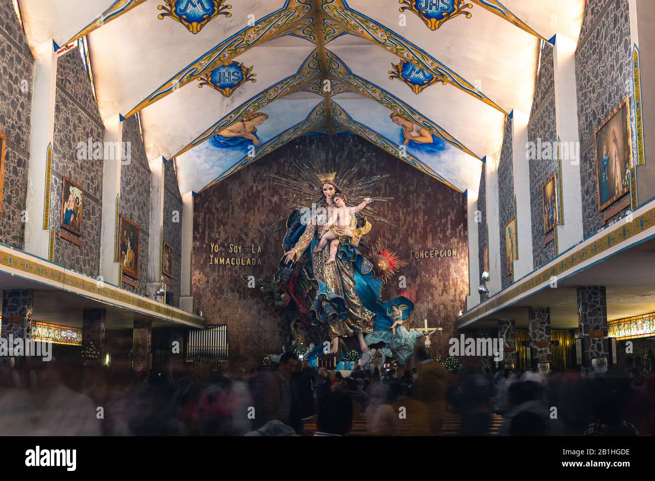 Eine Statue der Jungfrau in einer Kirche, die jesuskind in den Armen zeigt Stockfoto