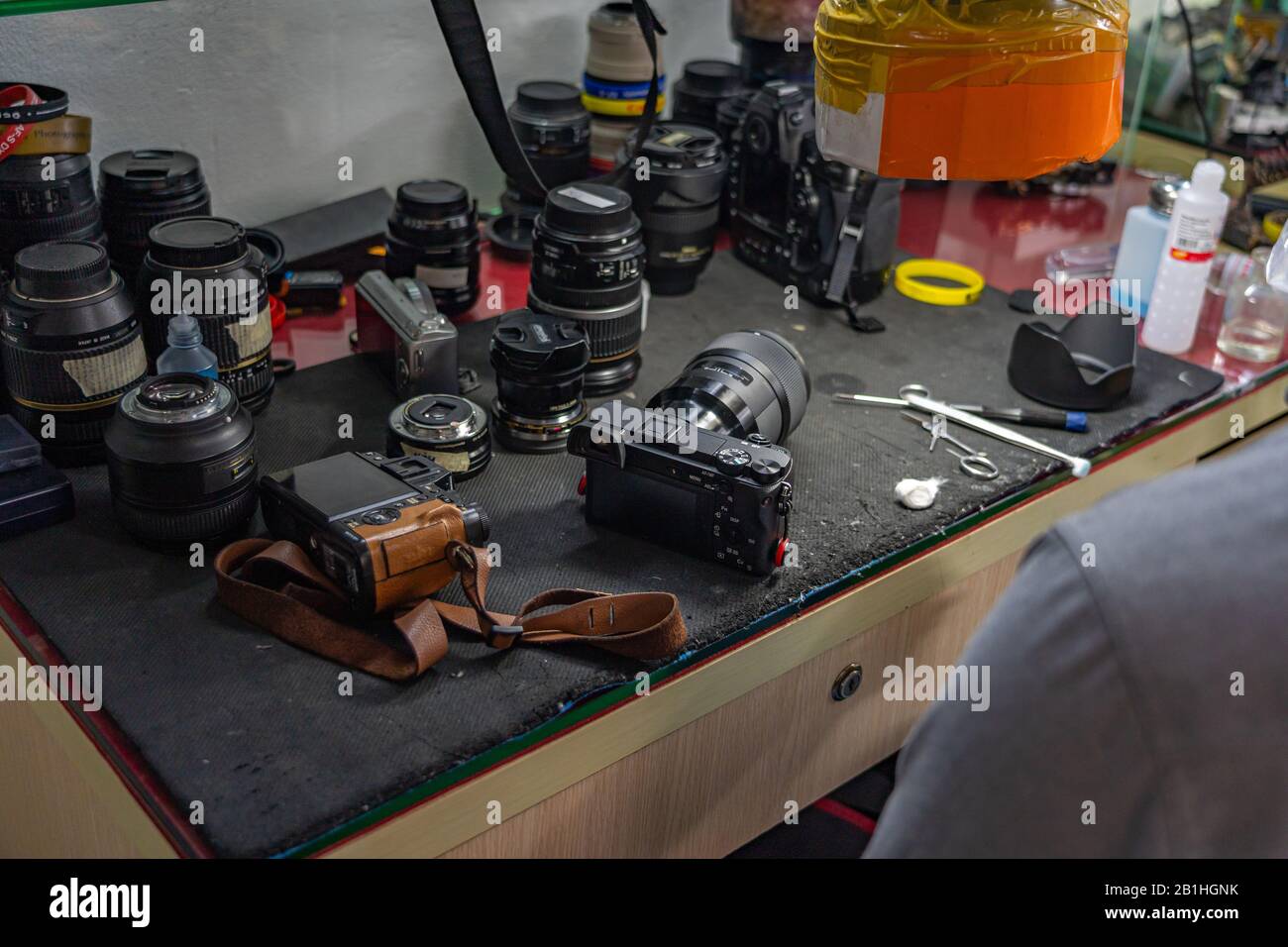 Verschiedene Kameralinsen auf dem Tisch im Kamerareinigungsraum Stockfoto
