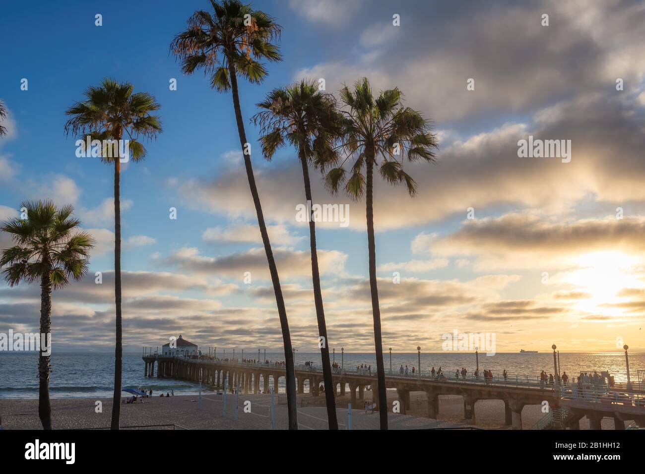 Palmen am Manhattan Beach bei Sonnenuntergang, Los Angeles, Kalifornien. Modereisen und tropisches Strandkonzept. Stockfoto