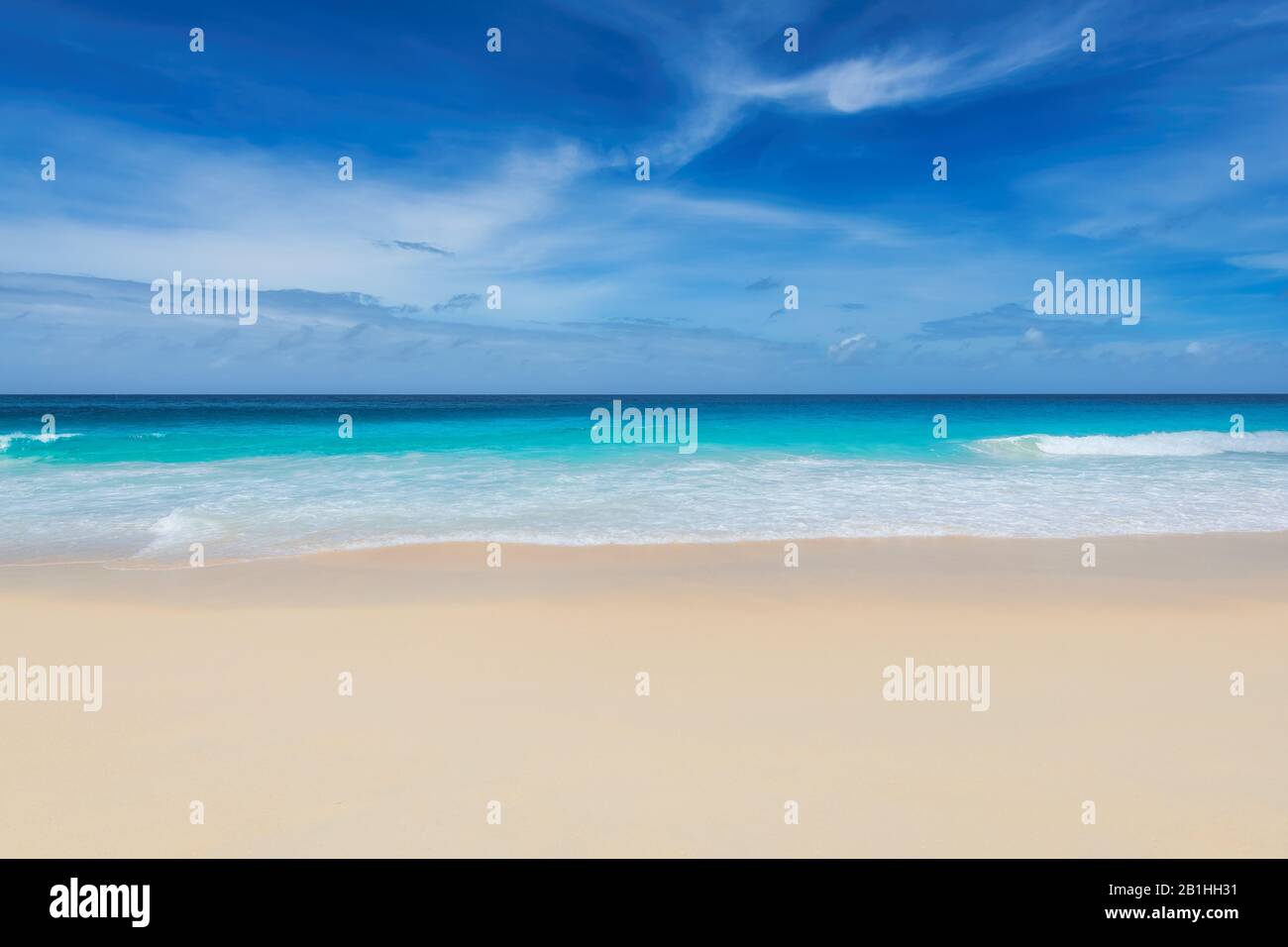 Wunderschöner Weißer Sandstrand und tropisches Meer, Hintergrund Stockfoto