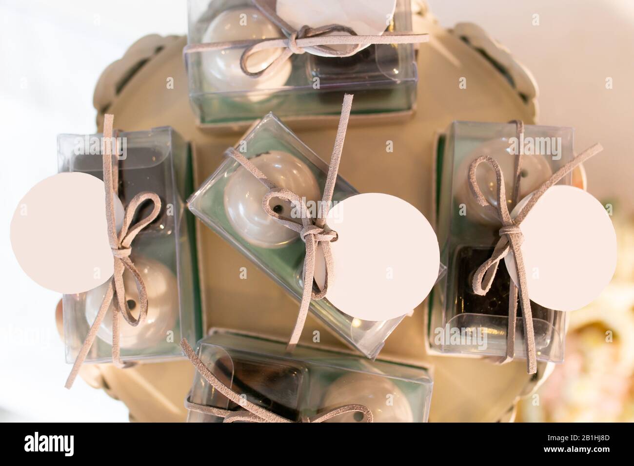 Salz und Pfeffer Shaker als Hochzeitsgeschenke oder Souvenirs mit  Plastikverpackungen, die Brautpaar für Verwandte und Gäste als Dankeschön  für t vorbereitet haben Stockfotografie - Alamy