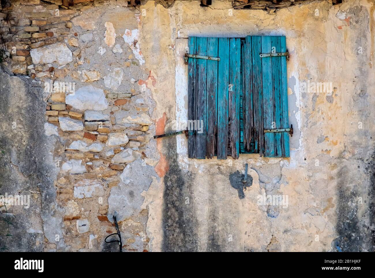 Blaue hölzerne Klappe, mit abblätternder Farbe auf einem Gebäude in Korfu Stadt, Griechenland, Ionisches Meer, Reise, Abenteuer, Urlaub, altes Gebäude Stockfoto