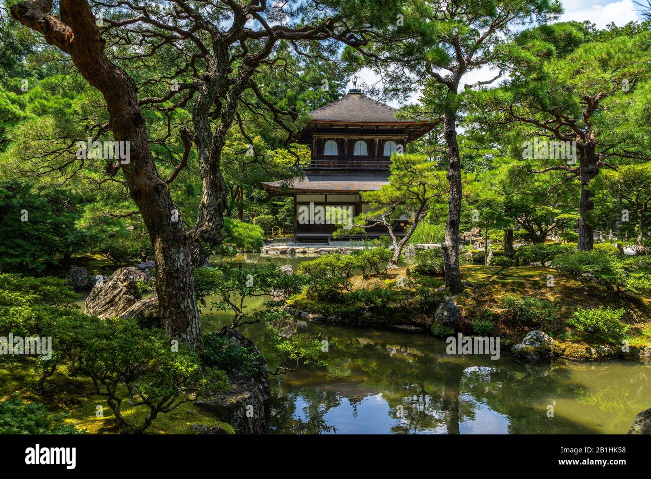 Der von wunderschönen japanischen Gärten umgebene Ginkaku-JI zen Temple (Silberner Pavillon) ist einer der wichtigsten Sehenswürdigkeiten von Kyoto, Japan Stockfoto