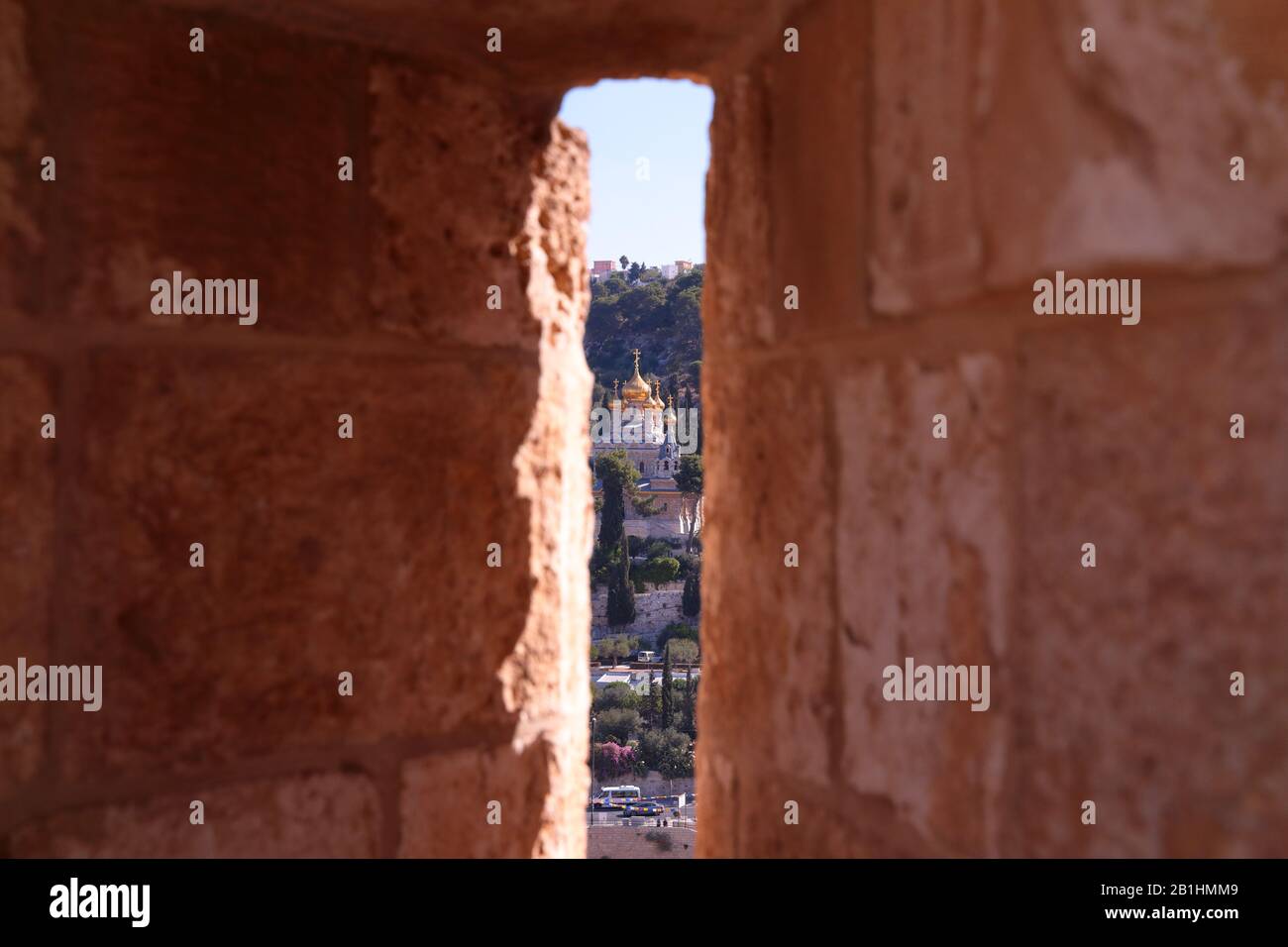 Blick auf die Kirche Maria Magdalena - Russland-Stil Kirche mit einer goldenen Kuppel - durch den Pfeilschlitz einer Mauer der Jerusalemer Altstadt, Israel Stockfoto