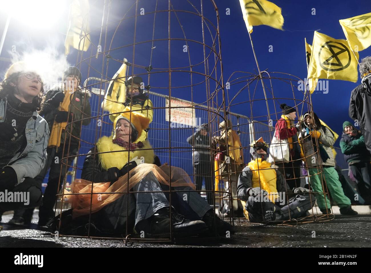 Demonstranten während einer Aktion Von Extinction Rebellion, um den Ausbau des Tagebaus Bradley im County Durham zu stoppen. Stockfoto