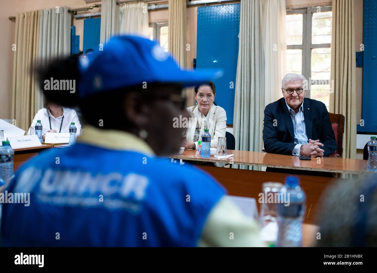 Kakuma, Kenia. Februar 2020. Bundespräsident Frank-Walter Steinmeier (r) und Annett Günther (M), deutsche Botschafterin in Kenia, werden von Fathiaa Abdalla (l), Leiter des UN-Flüchtlingsprogramms UNHCR in Kenia, zu einer Diskussion mit UN-Mitarbeitern in Kakuma begrüßt. Kakuma ist eines der größten Flüchtlingslager des Landes. Mehr als eine halbe Million Flüchtlinge aus über 30 Ländern leben derzeit in Kenia. Bundespräsident Steinmeier ist auf einem dreitägigen Staatsbesuch in Kenia. Credit: Bernd von Jutrczenka / dpa / Alamy Live News Stockfoto