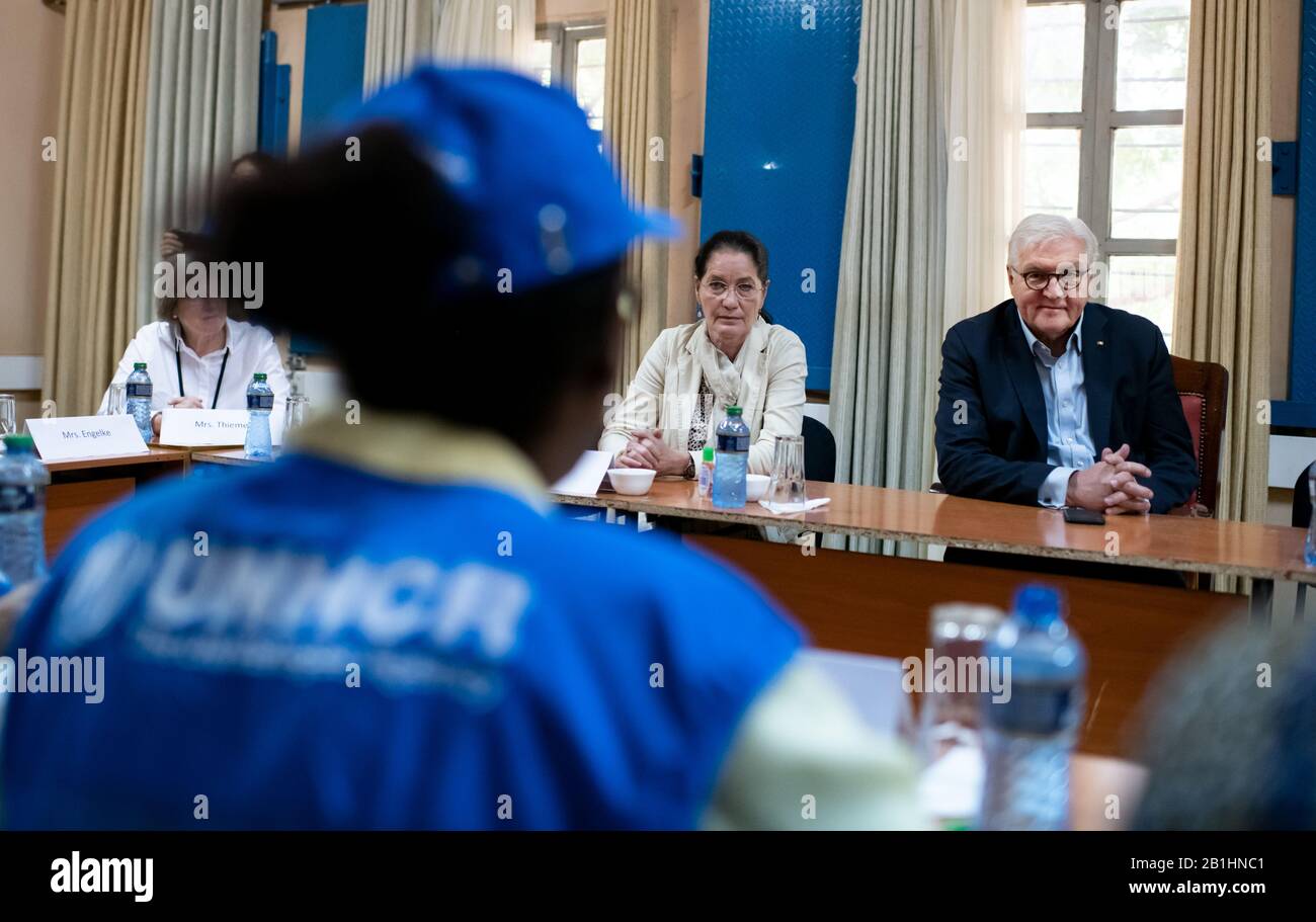 Kakuma, Kenia. Februar 2020. Bundespräsident Frank-Walter Steinmeier (r) und Annett Günther (M), deutsche Botschafterin in Kenia, werden von Fathiaa Abdalla (l), Leiter des UN-Flüchtlingsprogramms UNHCR in Kenia, zu einer Diskussion mit UN-Mitarbeitern in Kakuma begrüßt. Kakuma ist eines der größten Flüchtlingslager des Landes. Mehr als eine halbe Million Flüchtlinge aus über 30 Ländern leben derzeit in Kenia. Bundespräsident Steinmeier ist auf einem dreitägigen Staatsbesuch in Kenia. Credit: Bernd von Jutrczenka / dpa / Alamy Live News Stockfoto
