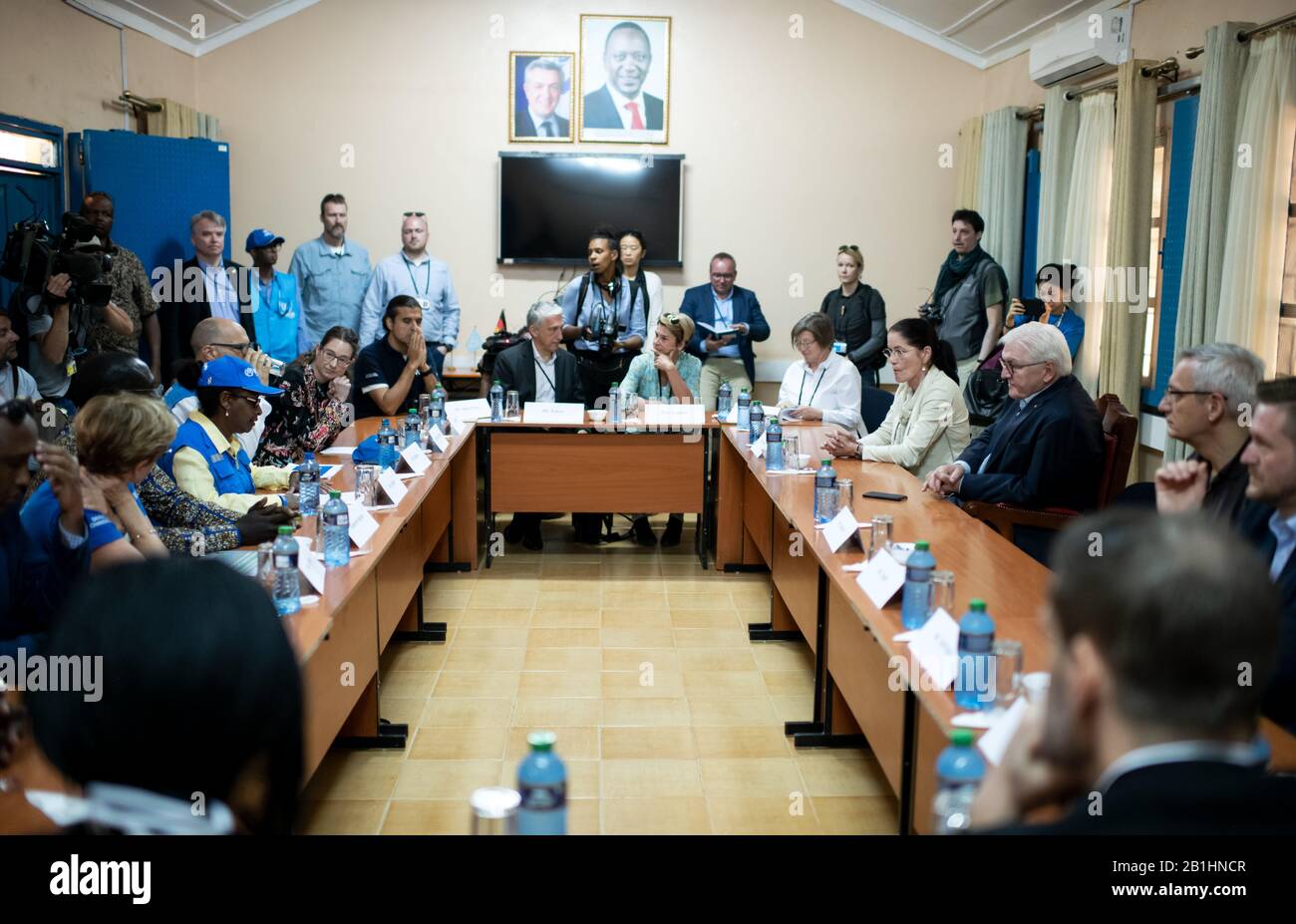 Kakuma, Kenia. Februar 2020. Bundespräsident Frank-Walter Steinmeier (3. Von rechts) und Annett Günther (4. Von rechts), deutsche Botschafterin in Kenia, werden von Fathiaa Abdalla (3. Von links), Leiter des UN-Flüchtlingsprogramms UNHCR in Kenia, zu einem Gespräch mit UN-Mitarbeitern in Kakuma begrüßt. Kakuma ist eines der größten Flüchtlingslager des Landes. Mehr als eine halbe Million Flüchtlinge aus über 30 Ländern leben derzeit in Kenia. Bundespräsident Steinmeier ist auf einem dreitägigen Staatsbesuch in Kenia. Credit: Bernd von Jutrczenka / dpa / Alamy Live News Stockfoto