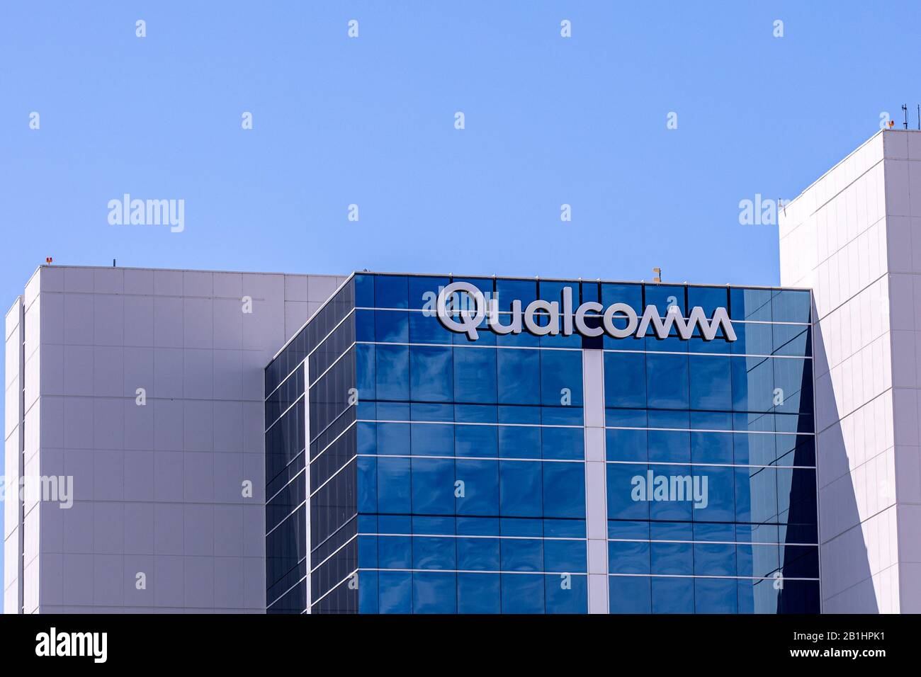 San Diego, Kalifornien USA - 06. September 2019: Zeichen und Logo der Firma Qualcomm auf einer Seite eines Gebäudes Stockfoto