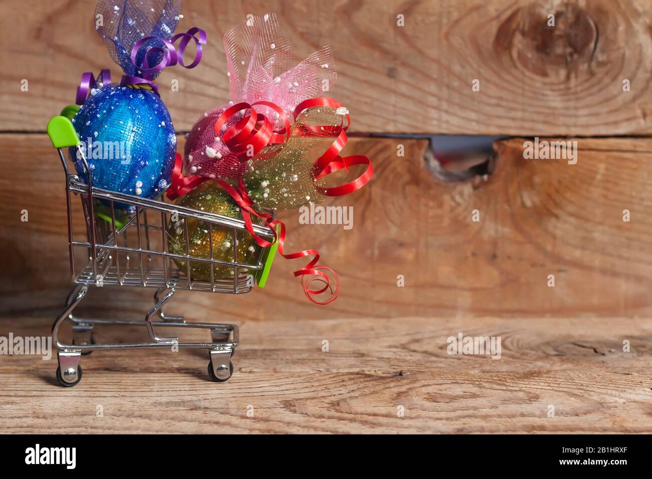 Warenkorb voller dekorierter Festeier. Ostergeschenk kaufen. Osterspende, Einkaufen an den Osterfeiertagen. Einkaufen im April. Saisonaler Frühling Stockfoto