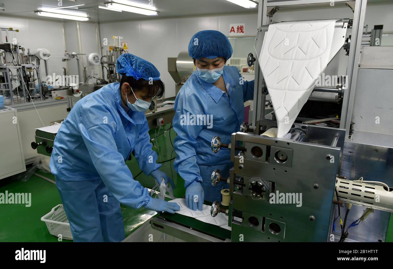 Taiyuan, Chinas Provinz Shanxi. Februar 2020. Mitarbeiter bearbeiten Masken in einem Werk im Quwo County, der nordchinesischen Provinz Shanxi, 25. Februar 2020. Credit: Wu Di/Xinhua/Alamy Live News Stockfoto