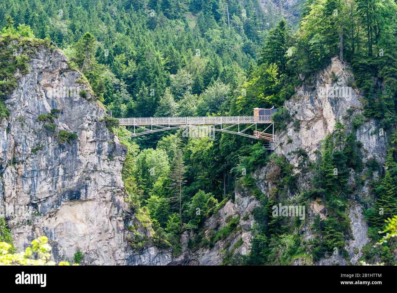 Marienbrücke überspannt die spektakuläre Pollat-Schlucht über einen Wasserfall, in der Nähe des Schlosses Neuschwanstein in Füssen. Stockfoto