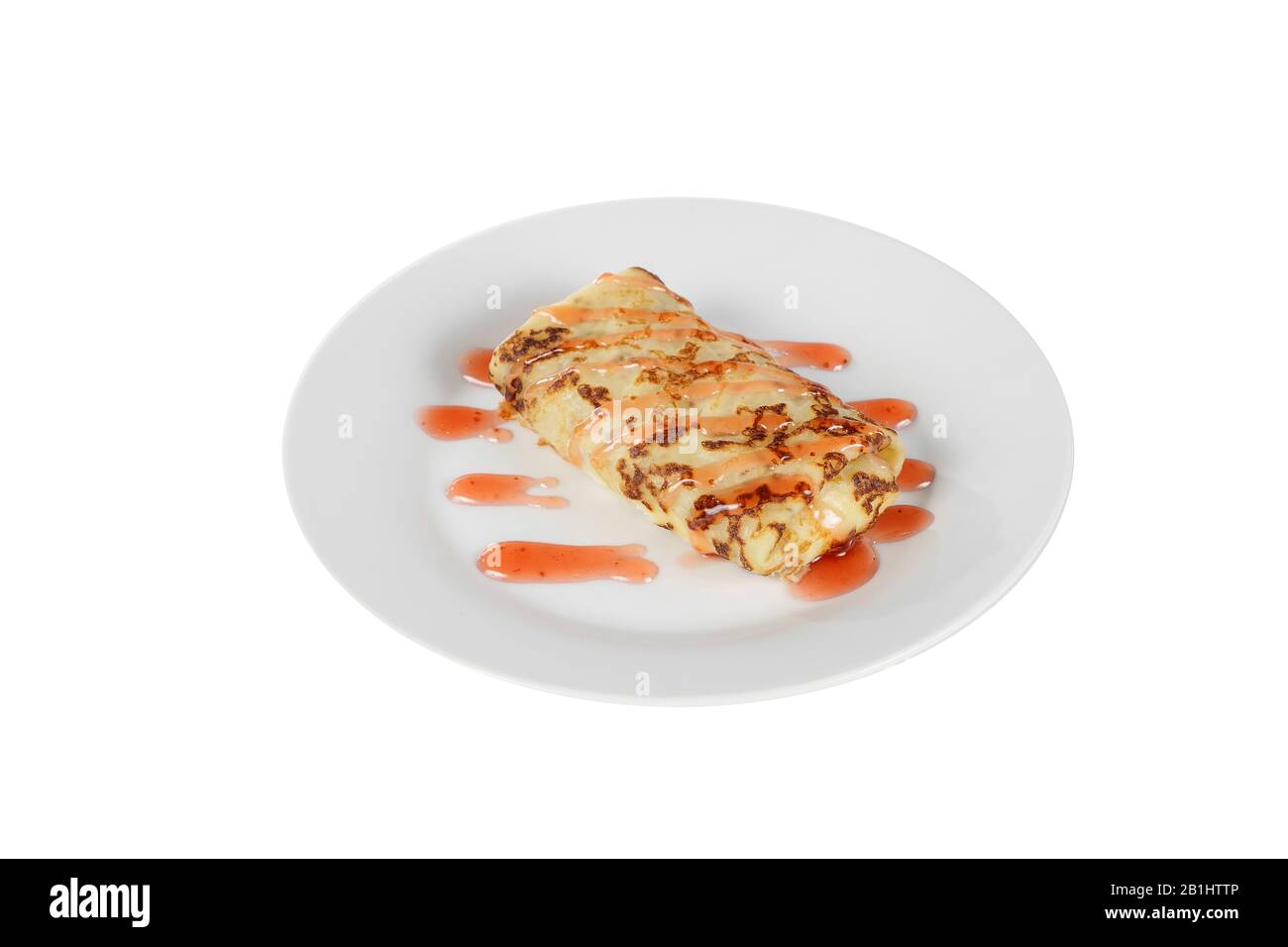 Süße Pfannkuchen gefüllt mit Berry Dekoration, Topping Erdbeer, auf einer Platte isolierten weißen Hintergrund. Dessert für ein Menü in einem Cafe, Restaurant, Kaffe Stockfoto