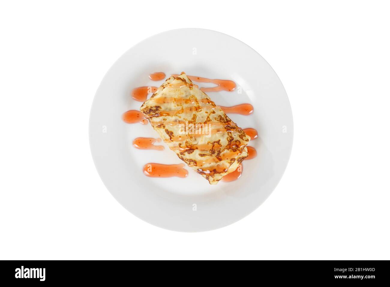Süße Pfannkuchen gefüllt mit Berry Dekoration, Topping Erdbeer, auf einer Platte isolierten weißen Hintergrund. Dessert für ein Menü in einem Cafe, Restaurant, Kaffe Stockfoto