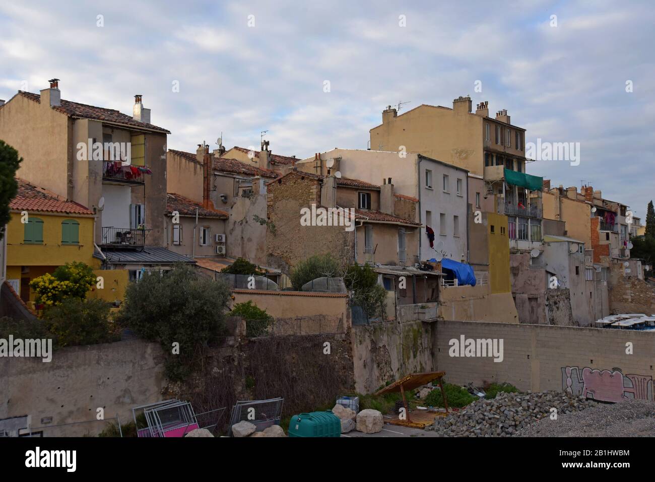 Eine Reihe heruntergekommenen und verängstlichen Häusern in Marseille, Frankreich Stockfoto