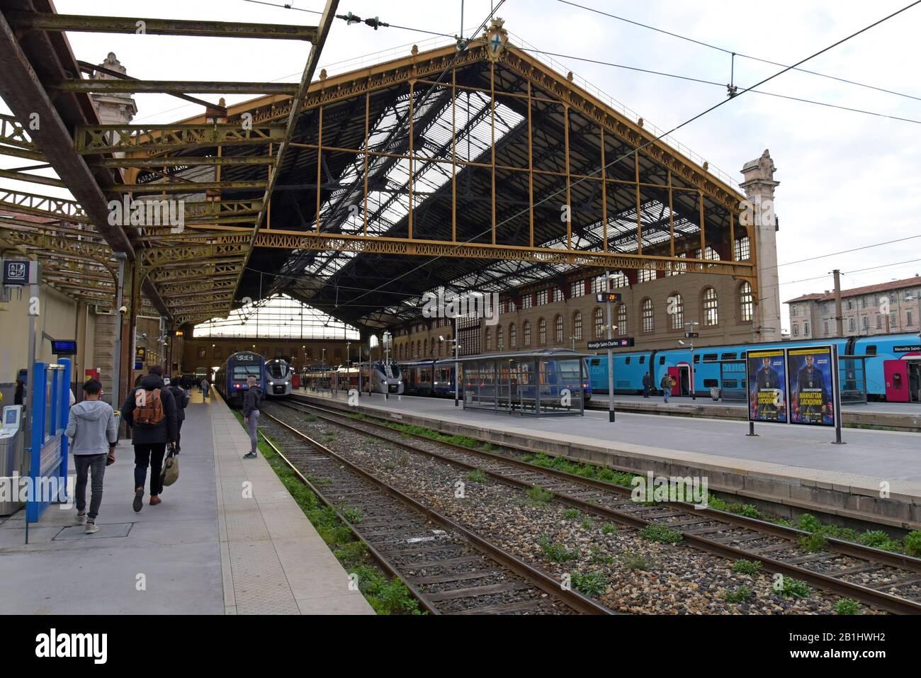 Passagiere mit Schnellzügen der SNCF Ouigo in der Livery Provence-Alpen-Côte d'Azur im Bahnhof Marseille Saint Charles, Frankreich, Januar 2020 Stockfoto