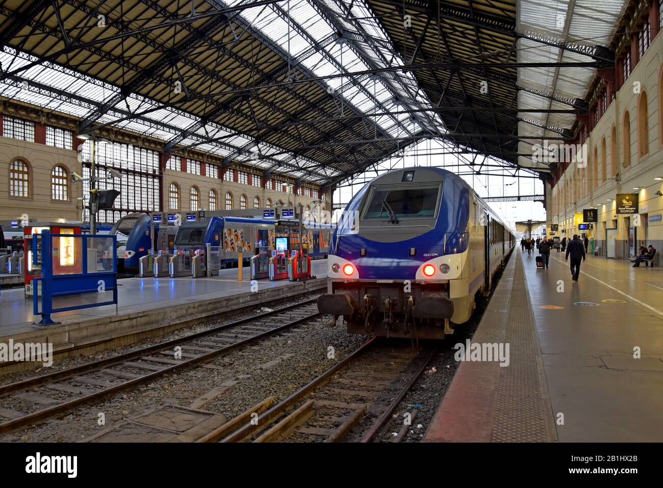 Passagiere mit regionalen TER-Zügen der SNCF in der Livery Provence-Alpen-Côte d'Azur im Bahnhof Marseille Saint Charles, Frankreich, Januar 2020 Stockfoto