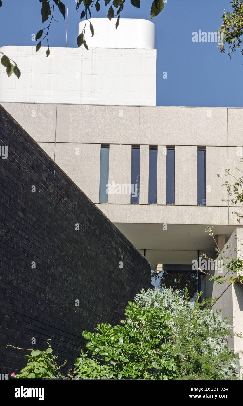 Details eines Teils der Zentrale des Royal College of Physicians mit Blick auf den Regent's Park, London. Die modernen Büros wurden von den renommierten entworfen Stockfoto