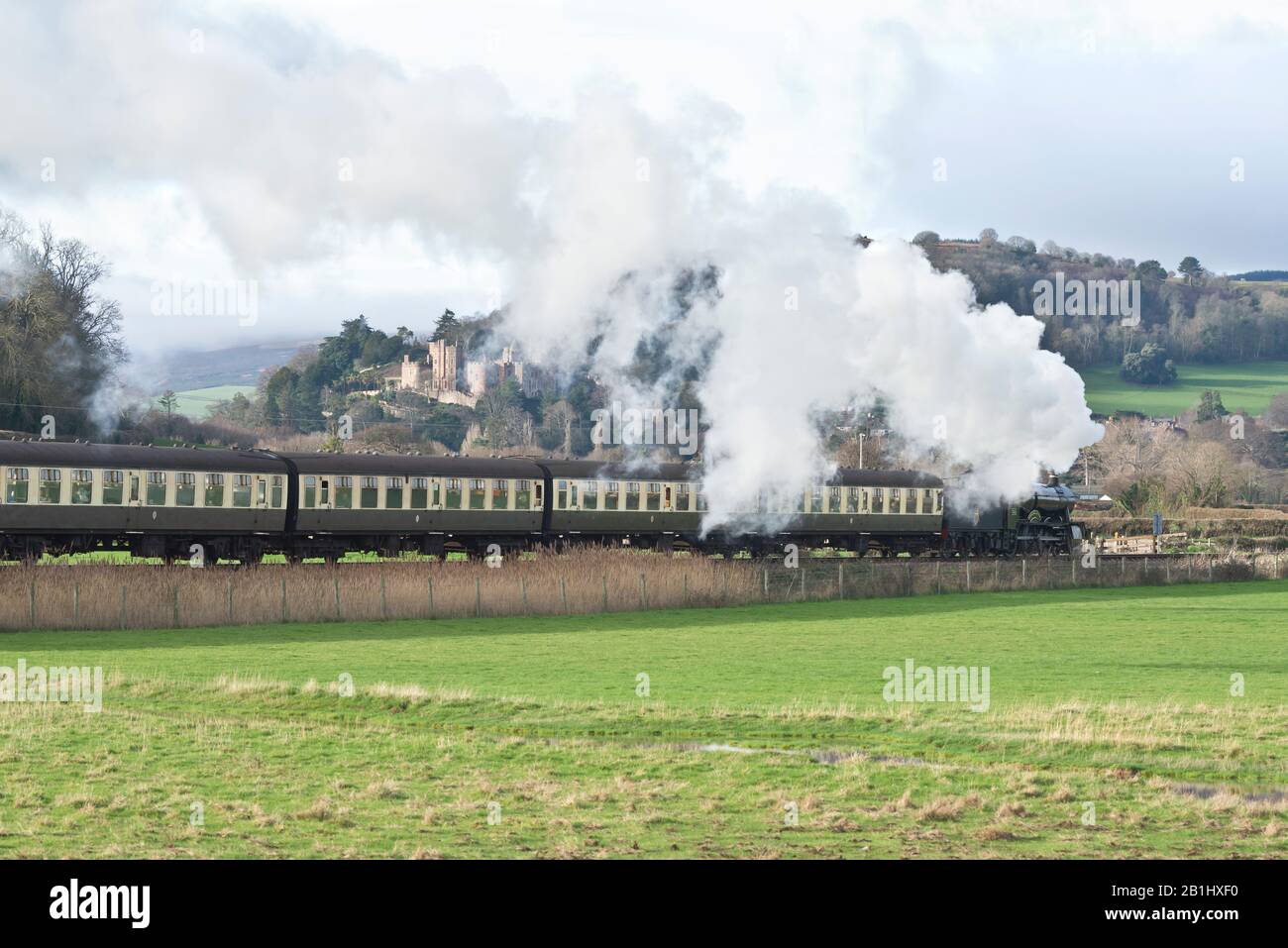 Dampflok 7822, Foxcote Manor, der einen Zug über Ker Moor in Richtung Dunster auf der West Somerset Railway (WSR) in Somerset, England, Großbritannien, zieht Stockfoto