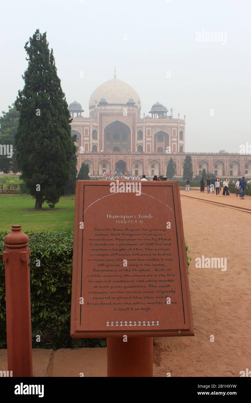31. Oktober 2019, Delhi, Indien. Unterschreiben Sie den Beitrag mit Humayuns Grab im Hintergrund, Delhi Stockfoto