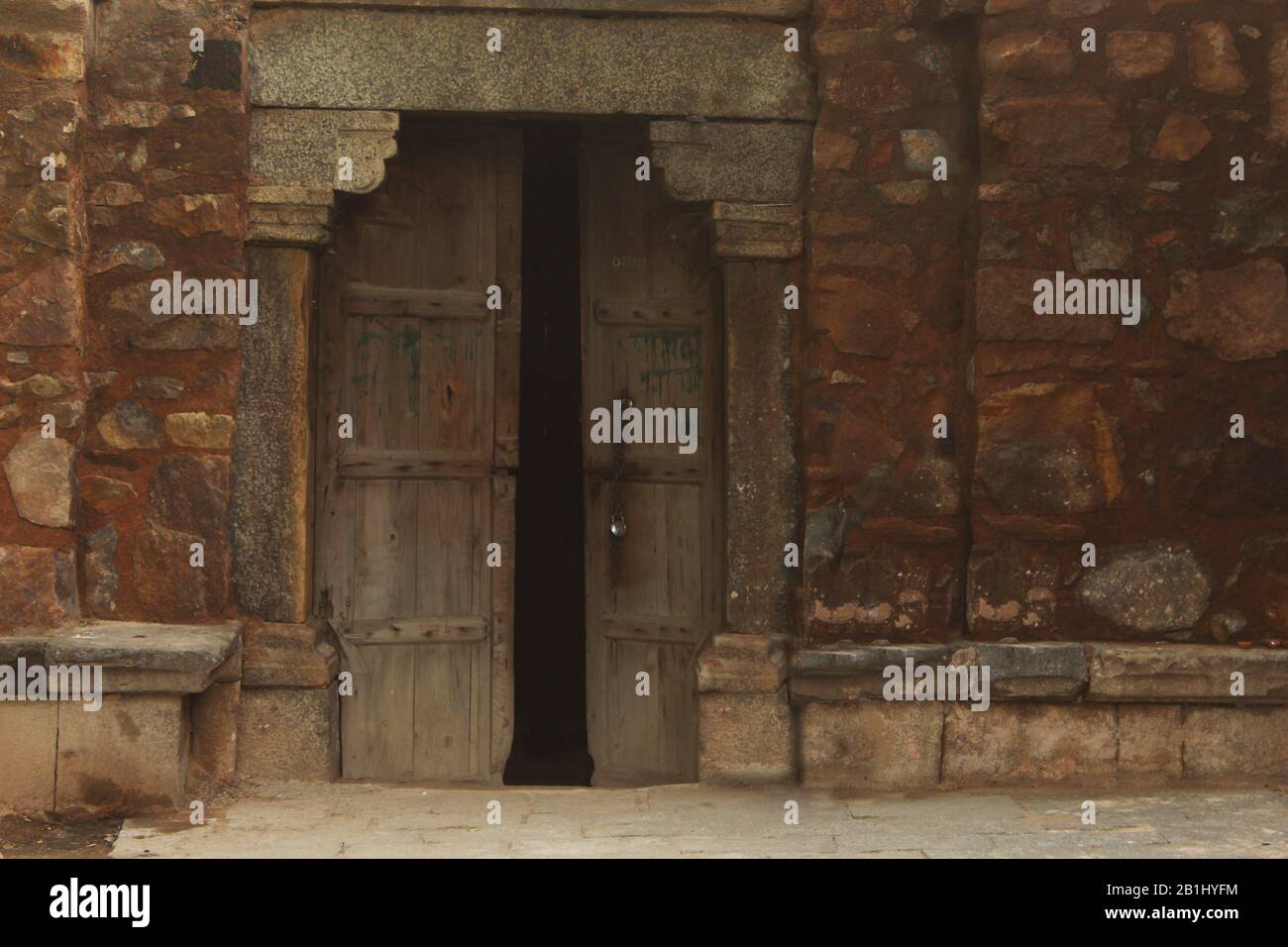 Altes Erdhaus mit Holztür, Indien Stockfoto