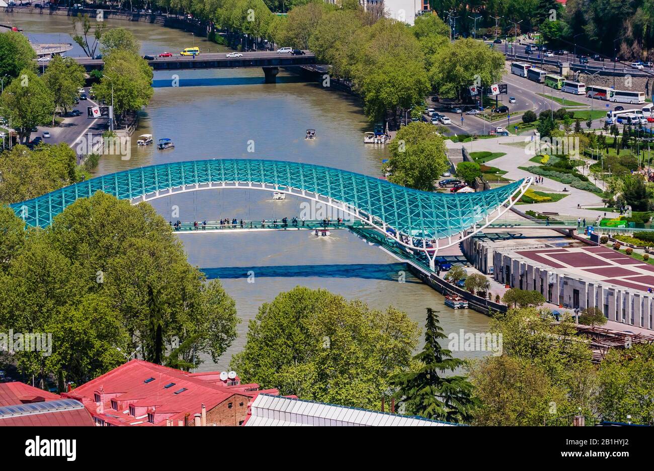 Blick Auf Den Fluss Kura Mtkvari Unter Der Brücke Des Friedens Und Der Brücke Von Barataschwili, Embankment Und Stadtnachbarschaft, Tiflis, Georgien Stockfoto