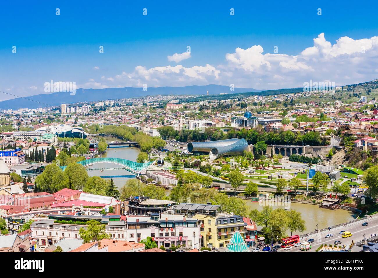 Blick Auf Den Fluss Kura Mtkvari Unter Der Brücke Des Friedens Und Der Brücke Von Barataschwili, Embankment, Justizhaus Und Stadtnachbarschaft, Tiflis, Georgien Stockfoto