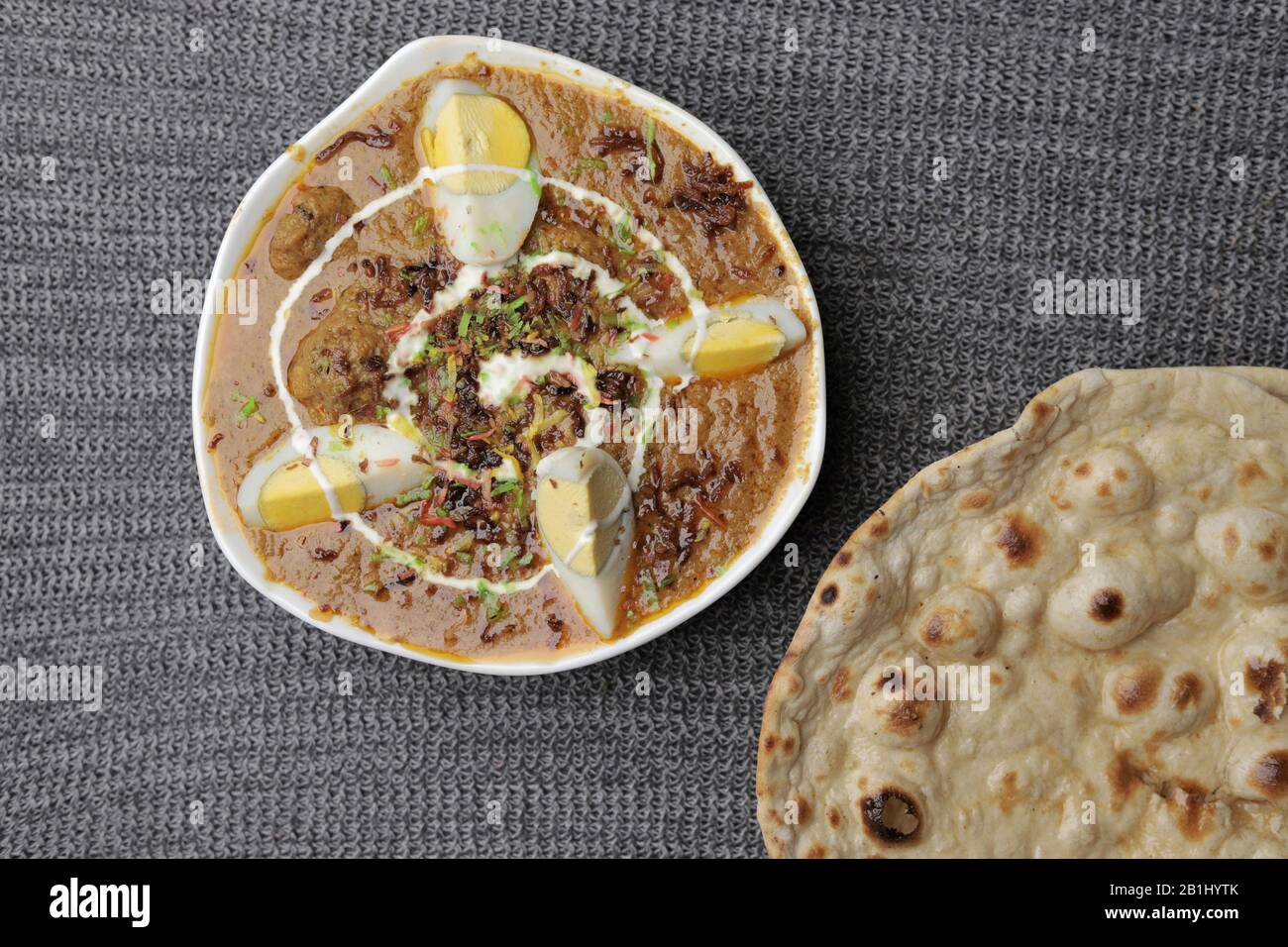 Eierkuchen mit Roti oder indischem Brot Stockfoto