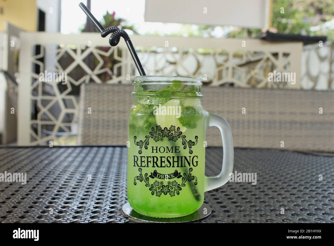 Virgin mojito Mocktail in Maurerbecher mit Strohhalm Stockfoto