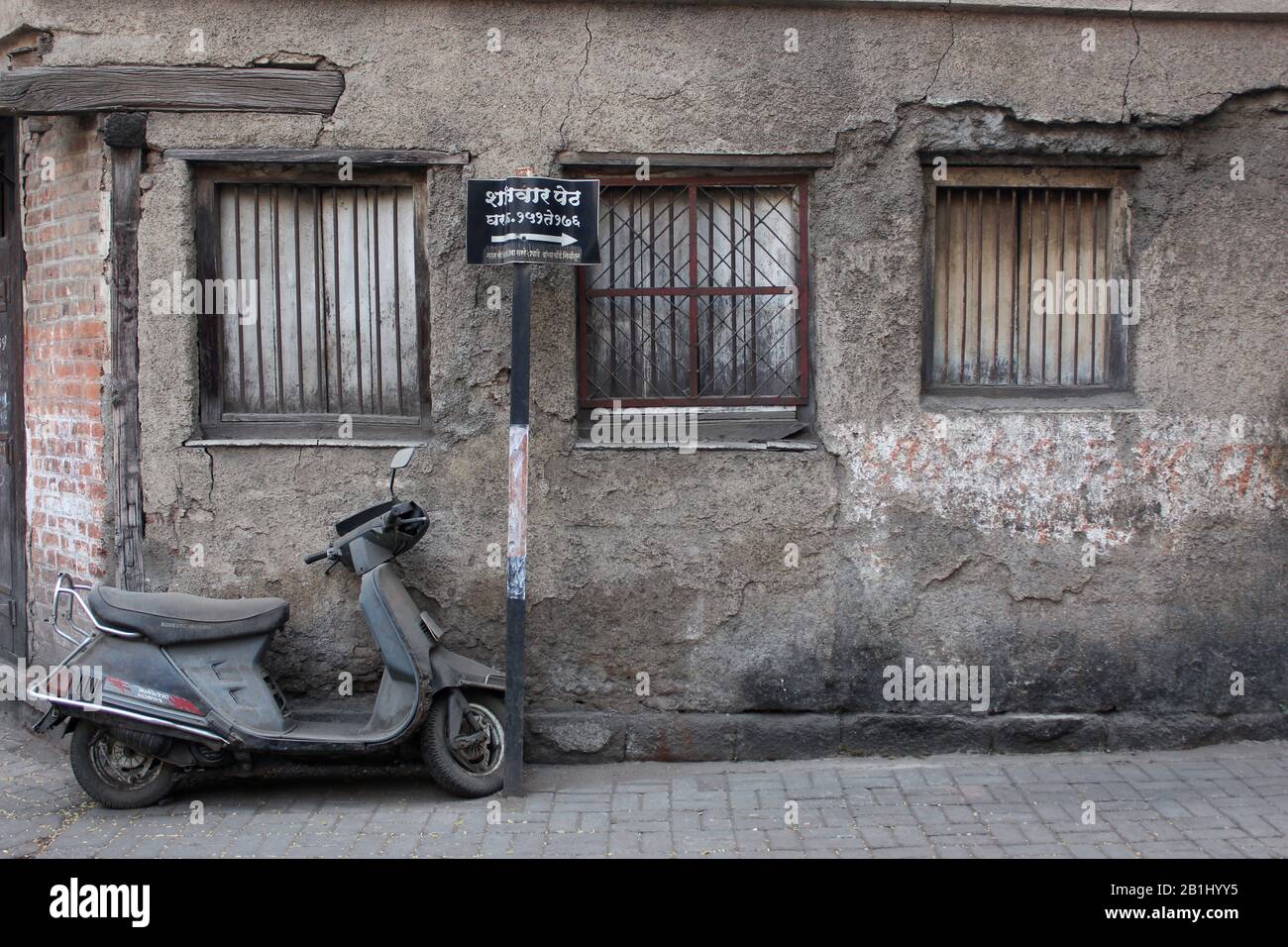 Parkplatz für Roller auf der Straßenseite, Pune, Maharashtra, Indien. Stockfoto