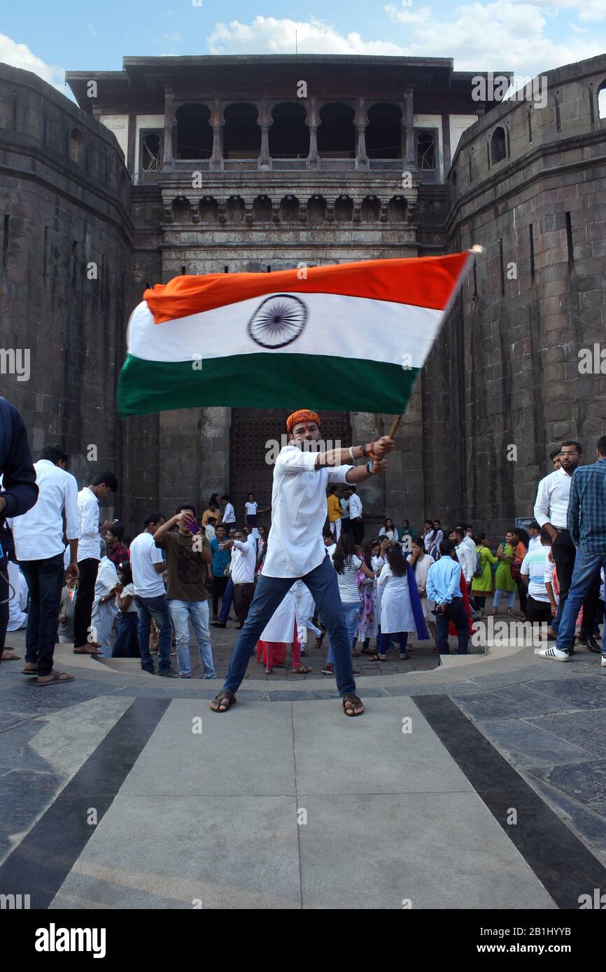 Januar 2020, Pune, Maharashtra, Indien. Mann mit indianischer Flagge im Fort Shaniwarwada Stockfoto