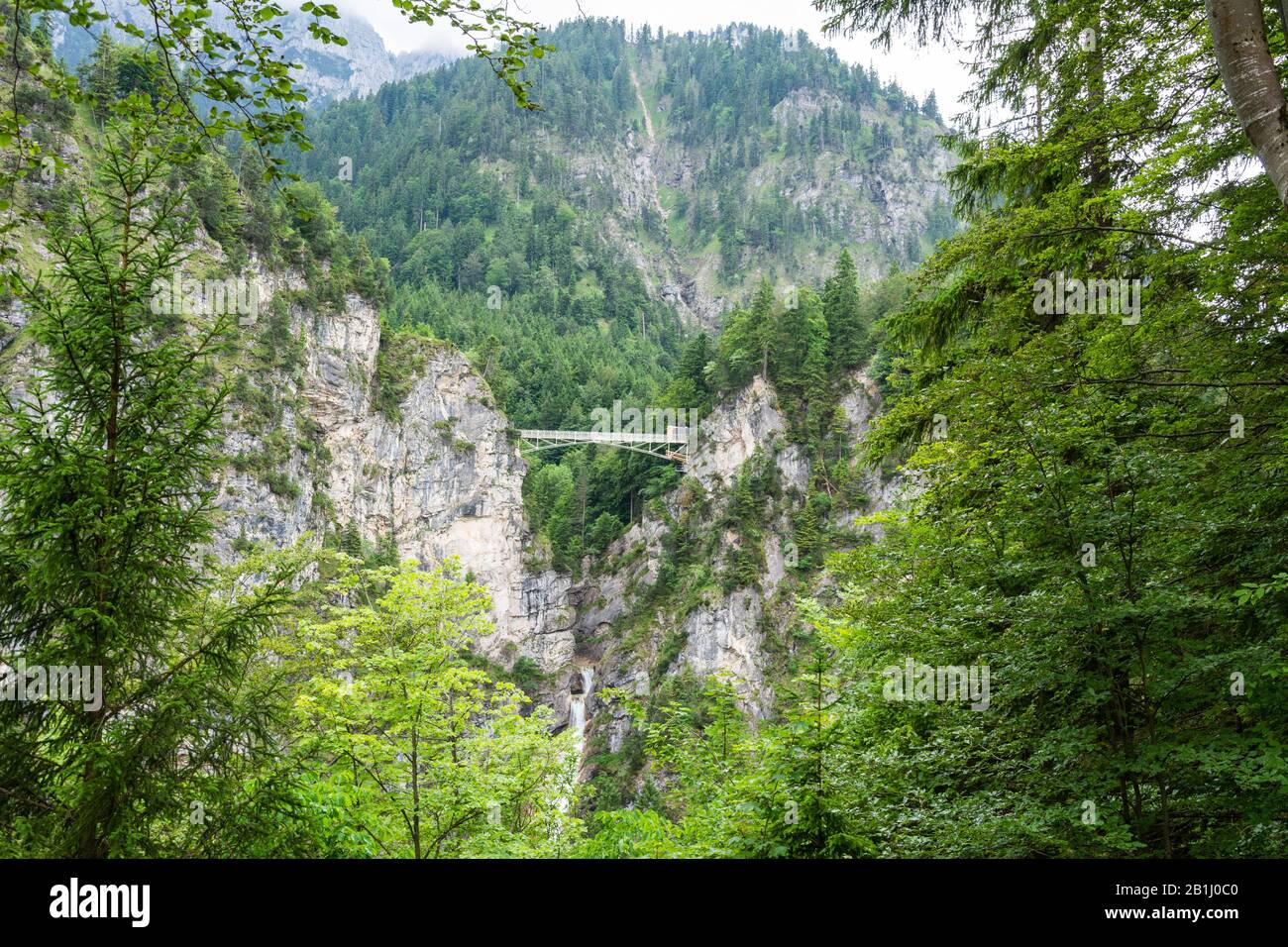 Berglandschaft in Bayern, Deutschland, mit Marienbrücke über die spektakuläre Pollat-Schlucht über einen Wasserfall, in der Nähe von Schloss Neuschwanstei Stockfoto