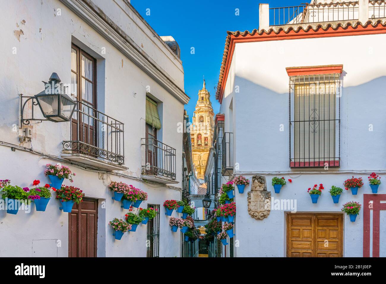 Malerische Anblick in der malerischen Cordoba jüdische Viertel mit den Glockenturm der Moschee Kathedrale. Andalusien, Spanien. Stockfoto