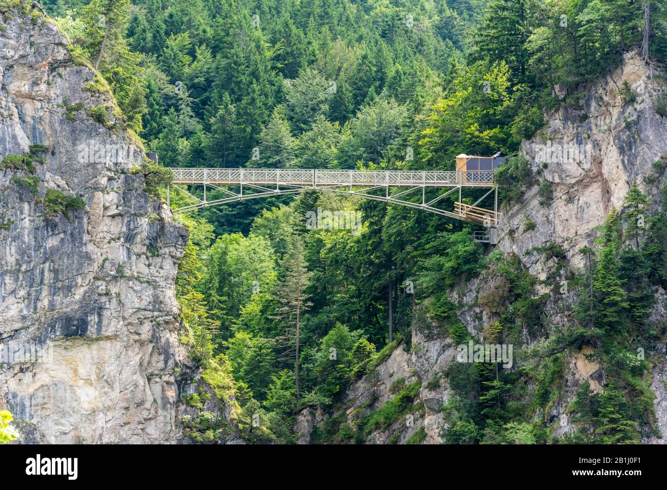 Marienbrücke überspannt die spektakuläre Pollat-Schlucht über einen Wasserfall, in der Nähe des Schlosses Neuschwanstein in Füssen. Stockfoto