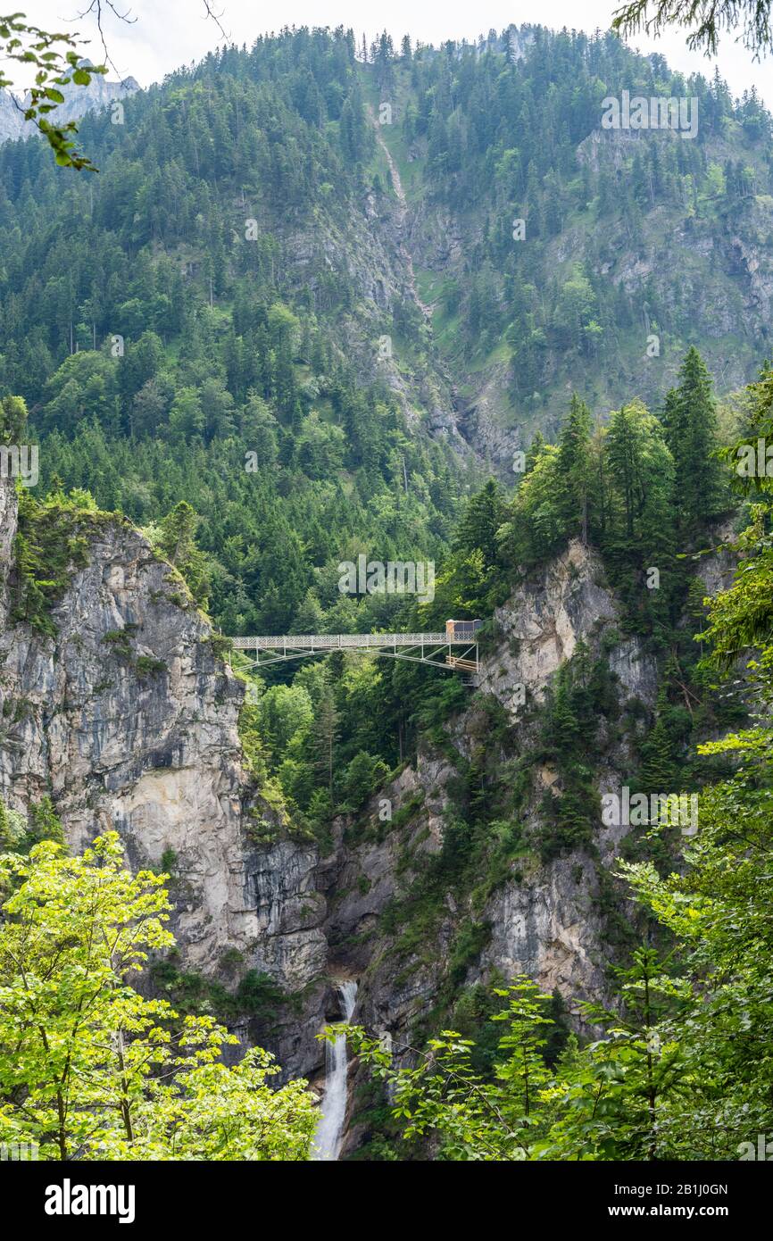 Berglandschaft in Bayern, Deutschland, mit Marienbrücke über die spektakuläre Pollat-Schlucht über einen Wasserfall, in der Nähe von Schloss Neuschwanstei Stockfoto